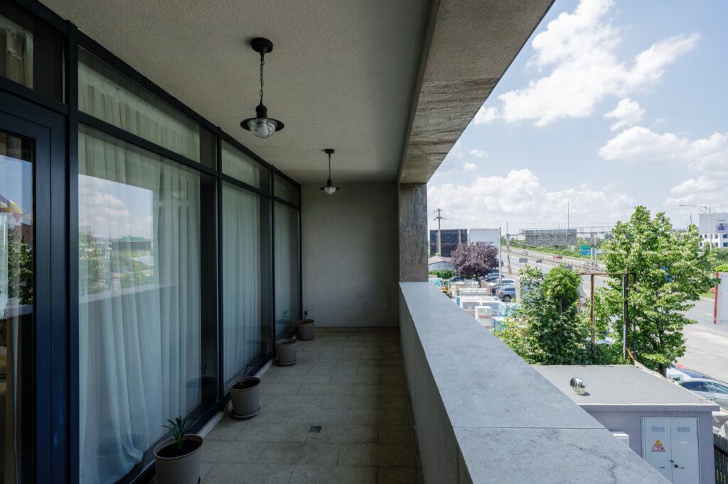 Terasă exterioară cu vedere panoramică spre împrejurimi.
